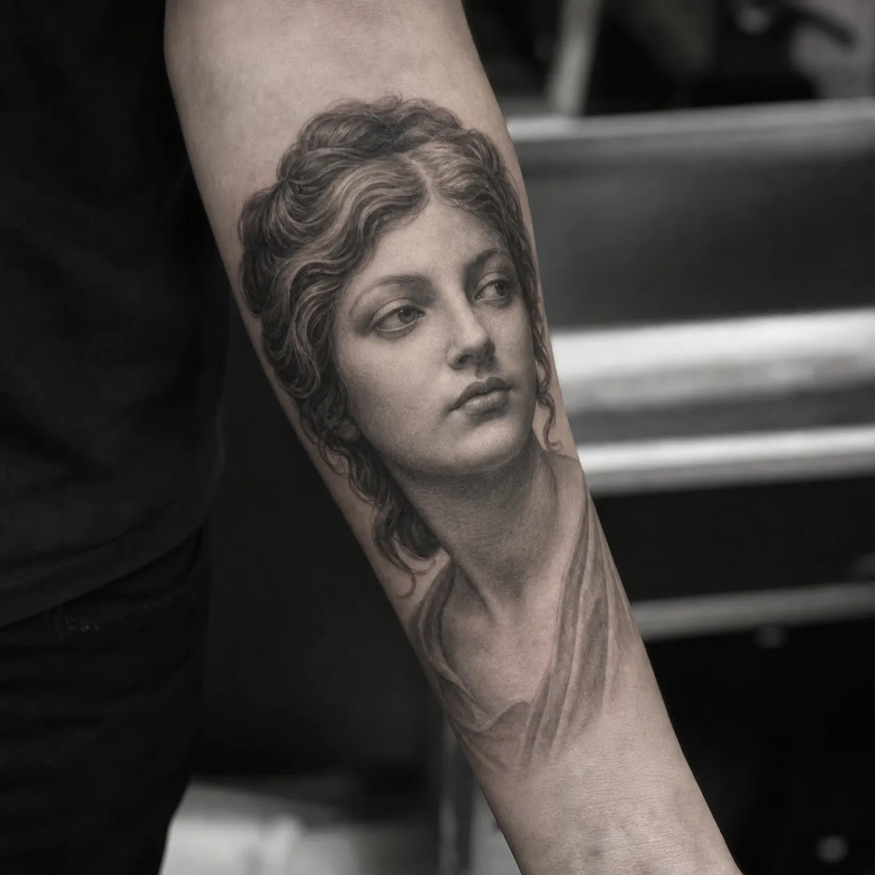 Klasyczny portret w stylu Black and Grey na przedramieniu
